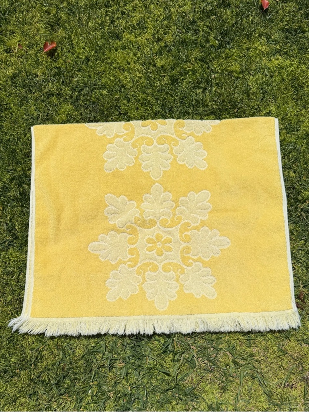 VTG Cannon Royal Family Yellow Snowflake Sculpted Bath Towel Fringe 24x41 GUC